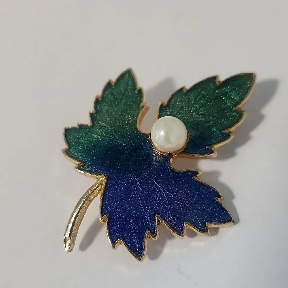 Elegant Green and Blue Leaf Brooch with Faux Pearl Accent